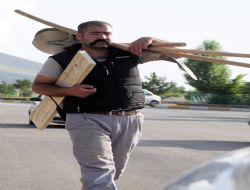 Ekmeğini alnının teriyle kazanıyor